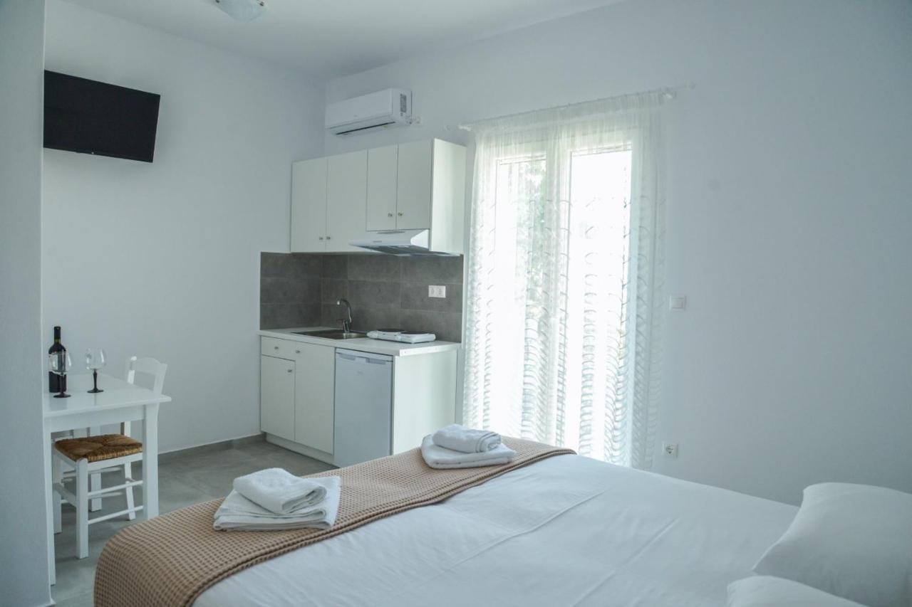 Zeras Apartments Adamantas Exterior photo