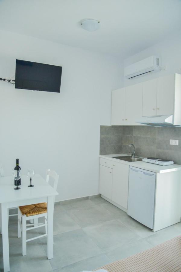 Zeras Apartments Adamantas Exterior photo