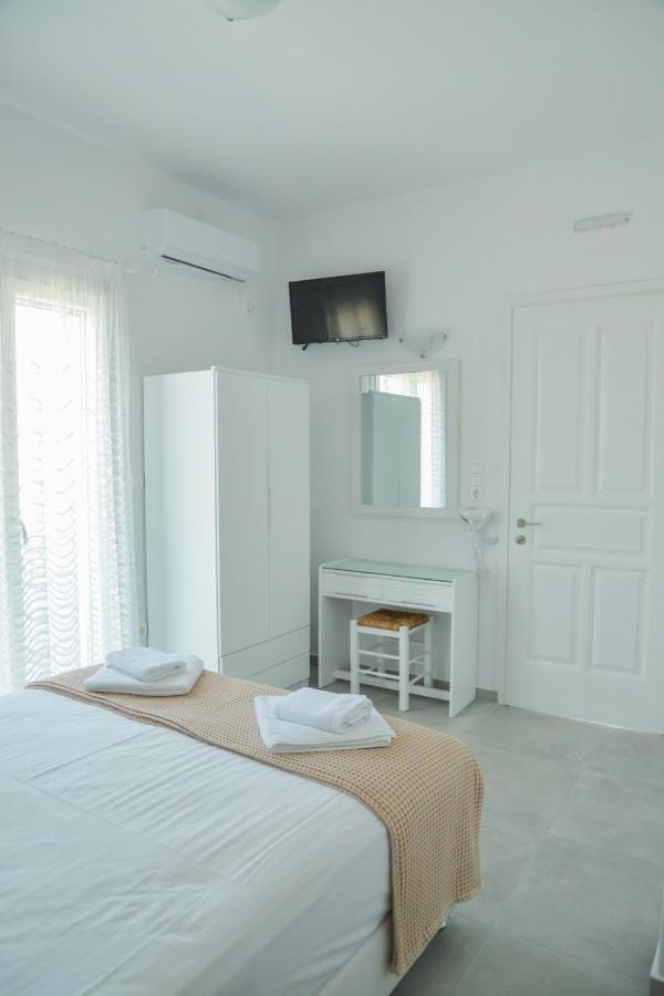 Zeras Apartments Adamantas Exterior photo