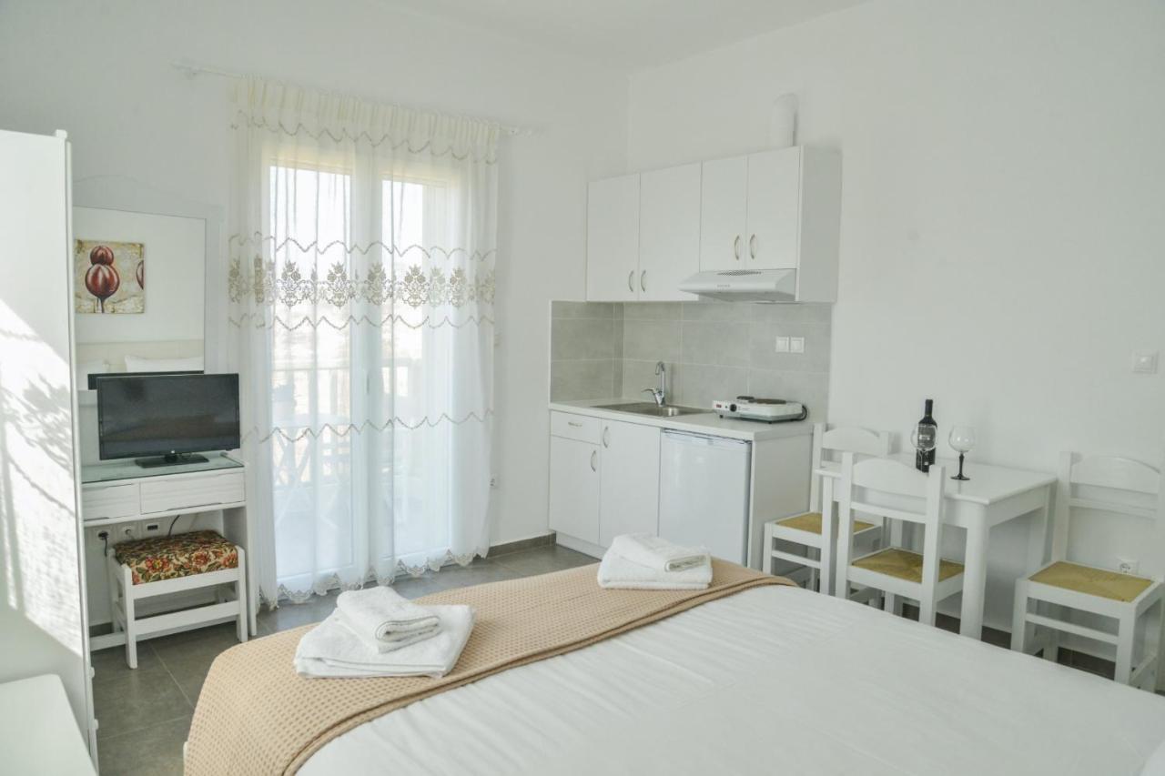 Zeras Apartments Adamantas Exterior photo